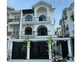 Hình ảnh thi công nhà biệt thự 3 tầng mái thái thực tế tại Biên Hòa